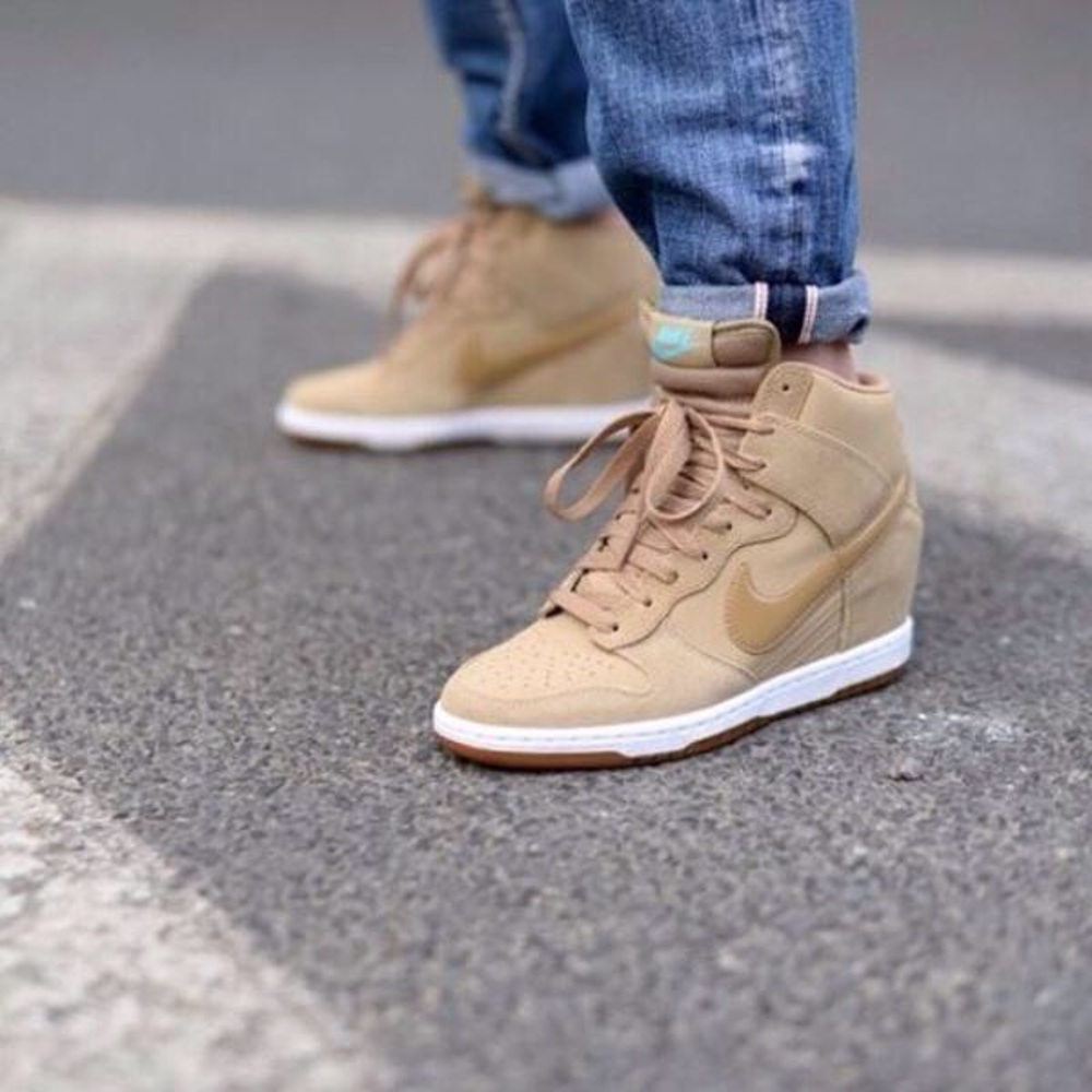 Nike Dunk Sky-Hi Essential Sneaker (Nude/Beige)